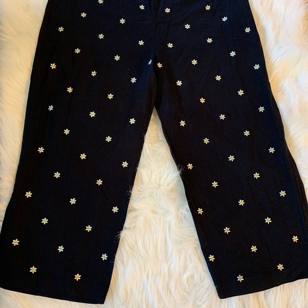 Final sale before I donate- Dress Barn Navy & White Flowered Capris- Size 14